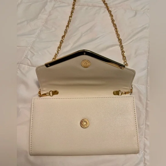 Elegant Ivory Shoulder Bag with Gold Chain - Picture 4 of 5